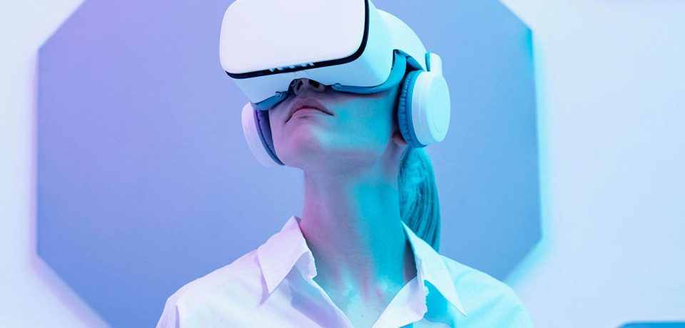 woman-wearing-virtual-reality-simulator woman-wearing-virtual-reality-simulator